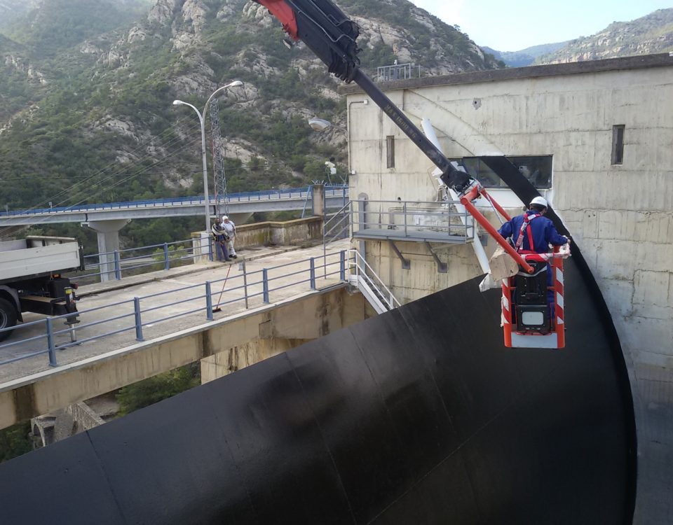 Coordinación de seguridad y salud para acondicionamiento de compuertas Taintor en la presa de Oliana. Lérida