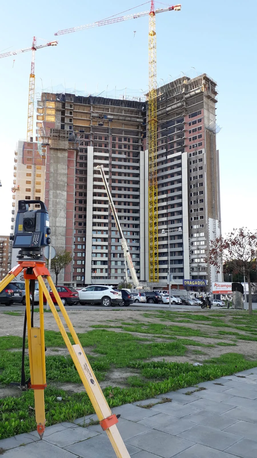 Trabajos de topografía en construcción de Torre Zaragoza 2461190a a494 43d7 9822 1f6d6e701ccf