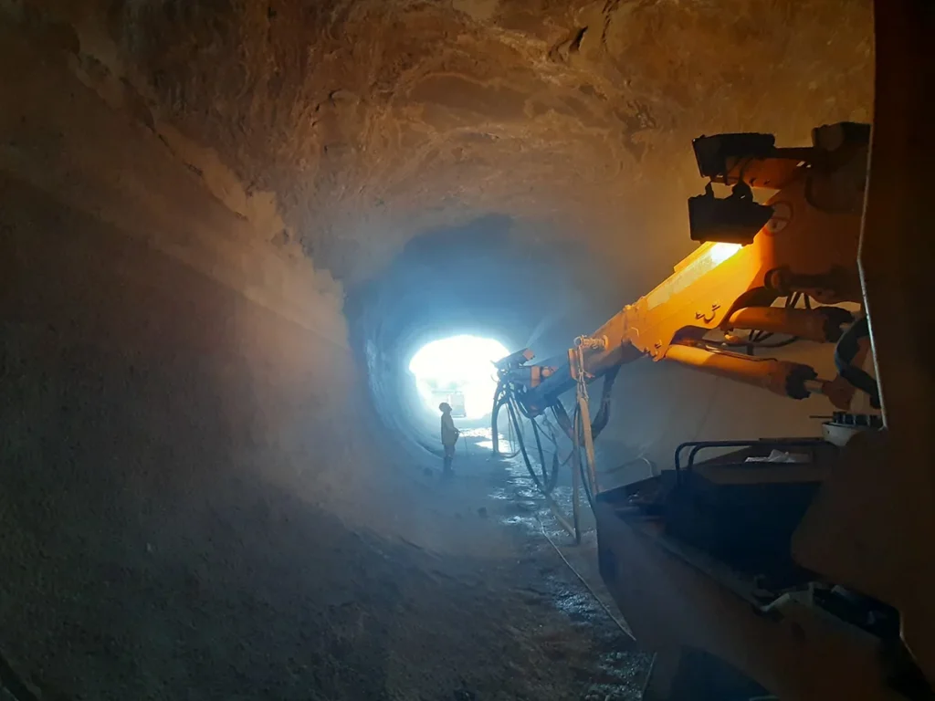 Health and safety coordination for the structural stabilisation, waterproofing of the bed and interior lighting of tunnels Nº 10, 11, 12, 13 and 4 of the Aragon and Catalonia Canal. gunning of vault by robot ingenieria zaragoza 1