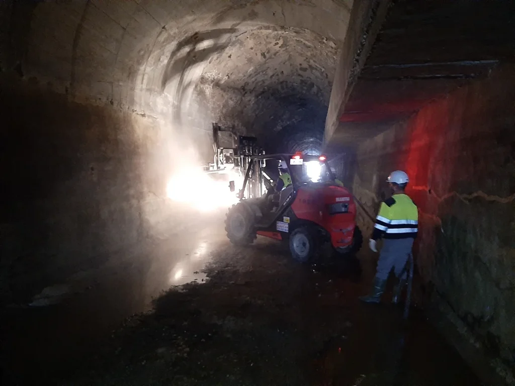 drilling in tunnel for bolt installation ingenieria zaragoza proesza drilling in tunnel for bolt installation ingenieria zaragoza proesza