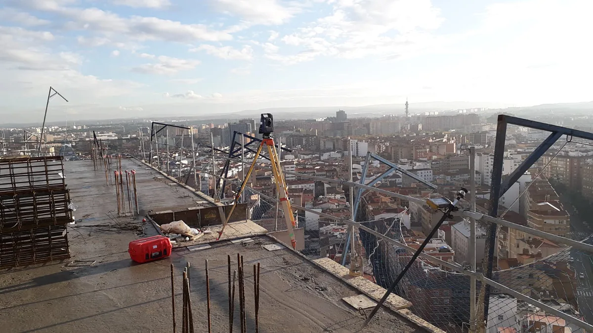 Trabajos de topografía en construcción de Torre Zaragoza proesza topografia