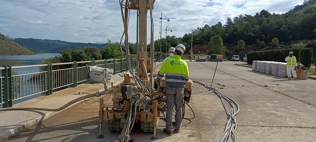 health and safety coordination in works to control filtrations in the rialb dam.