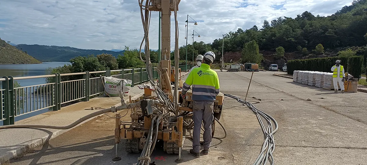 health and safety coordination in works to control filtrations in the rialb dam.